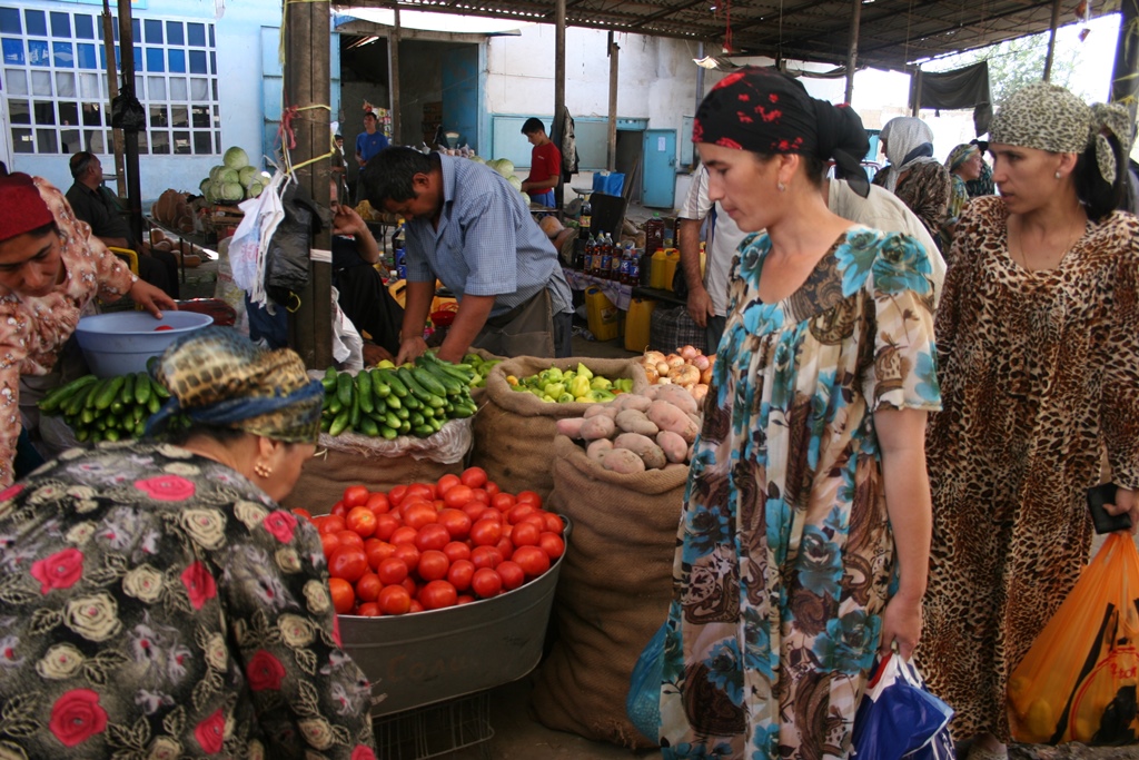 Цена таджикский. Таджикистан рынок. Таджикский рынок. Таджички на рынке. Душанбе рынок.