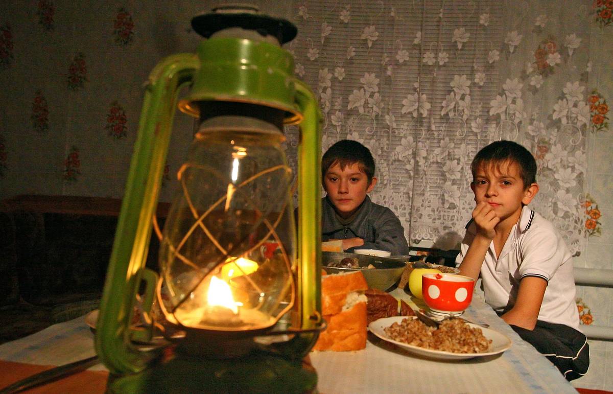 Что будет без электричества. Таджикистан без электричества. Жить без электричества. В Таджикистане нет света. Дома без электричества.